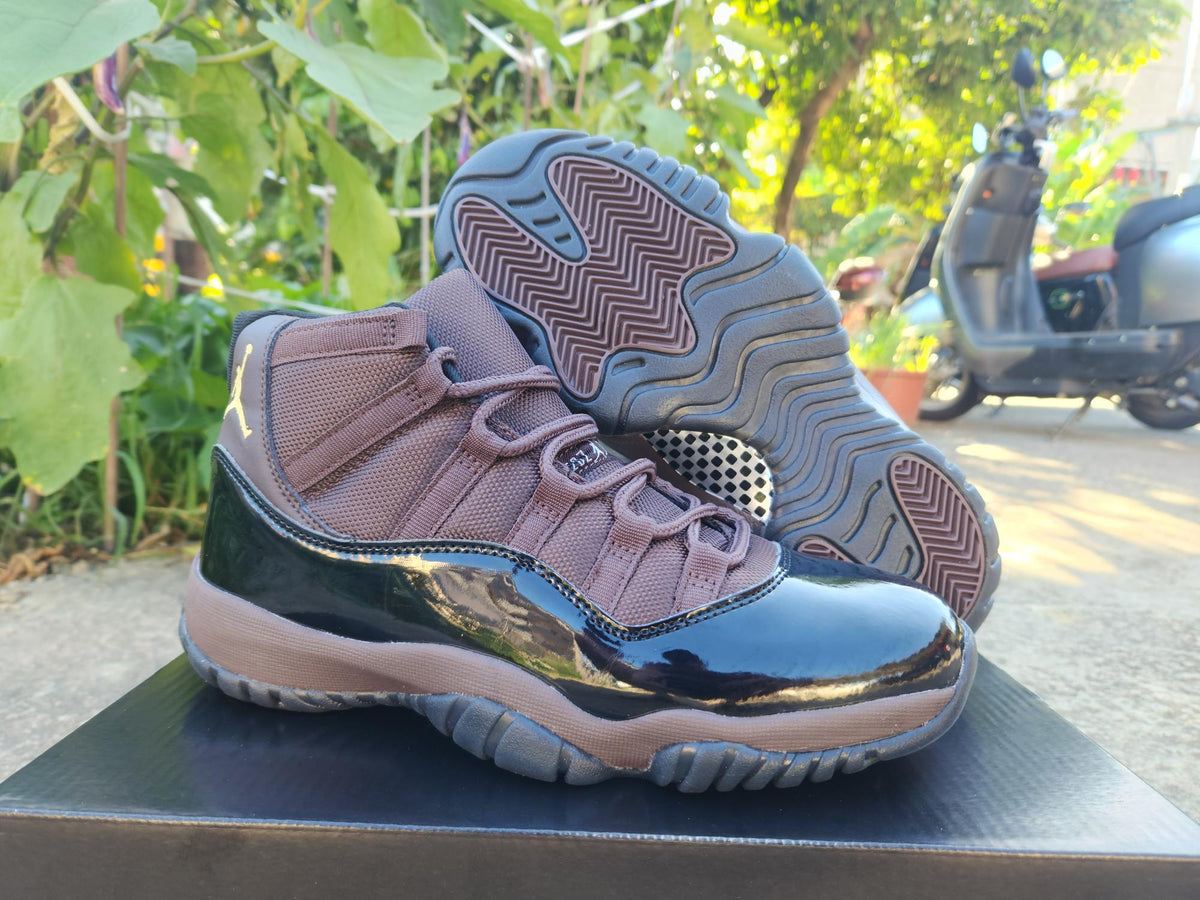 Air Jordan 11 Sneakers – New Black / Brown