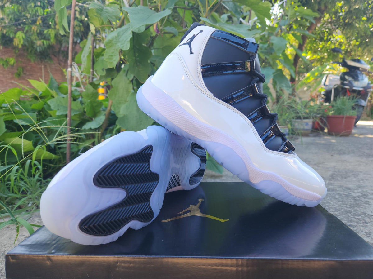Air Jordan 11 Sneakers – New White / Black